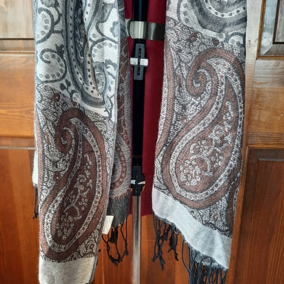 Gray maroon paisley pattern knit scarf with fringe - Picture 3 of 9